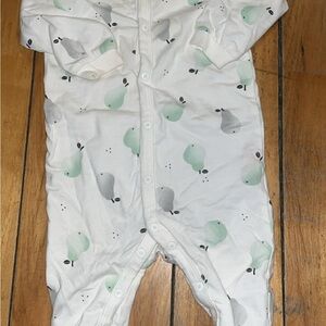 3/12$🫐Petit Lem White Footed One-Piece with Mint & Light Gray Pears